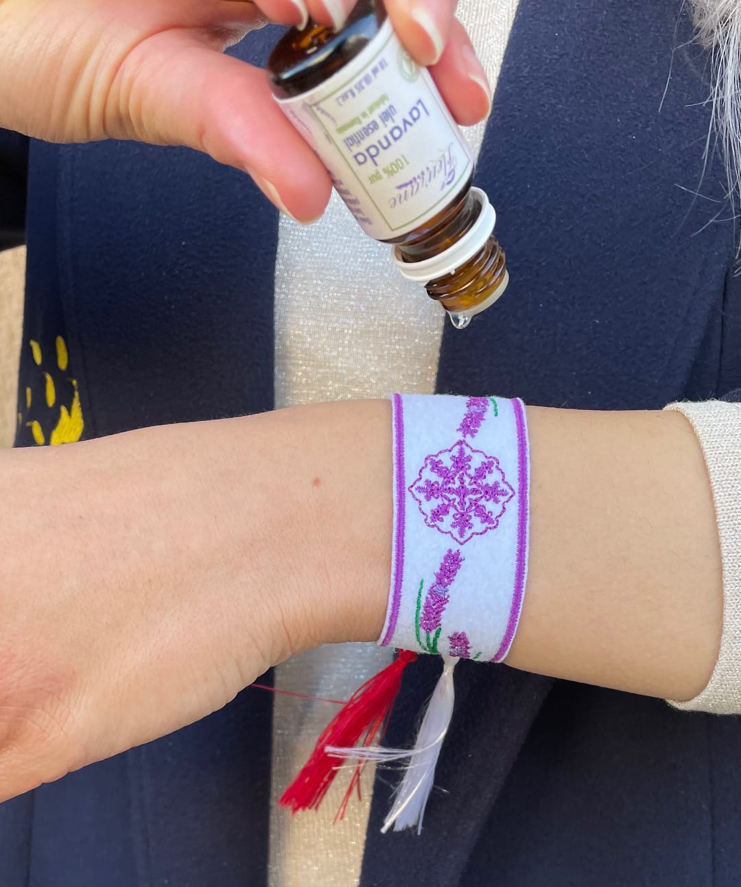 Bratara brodata cu design unic Fleurane