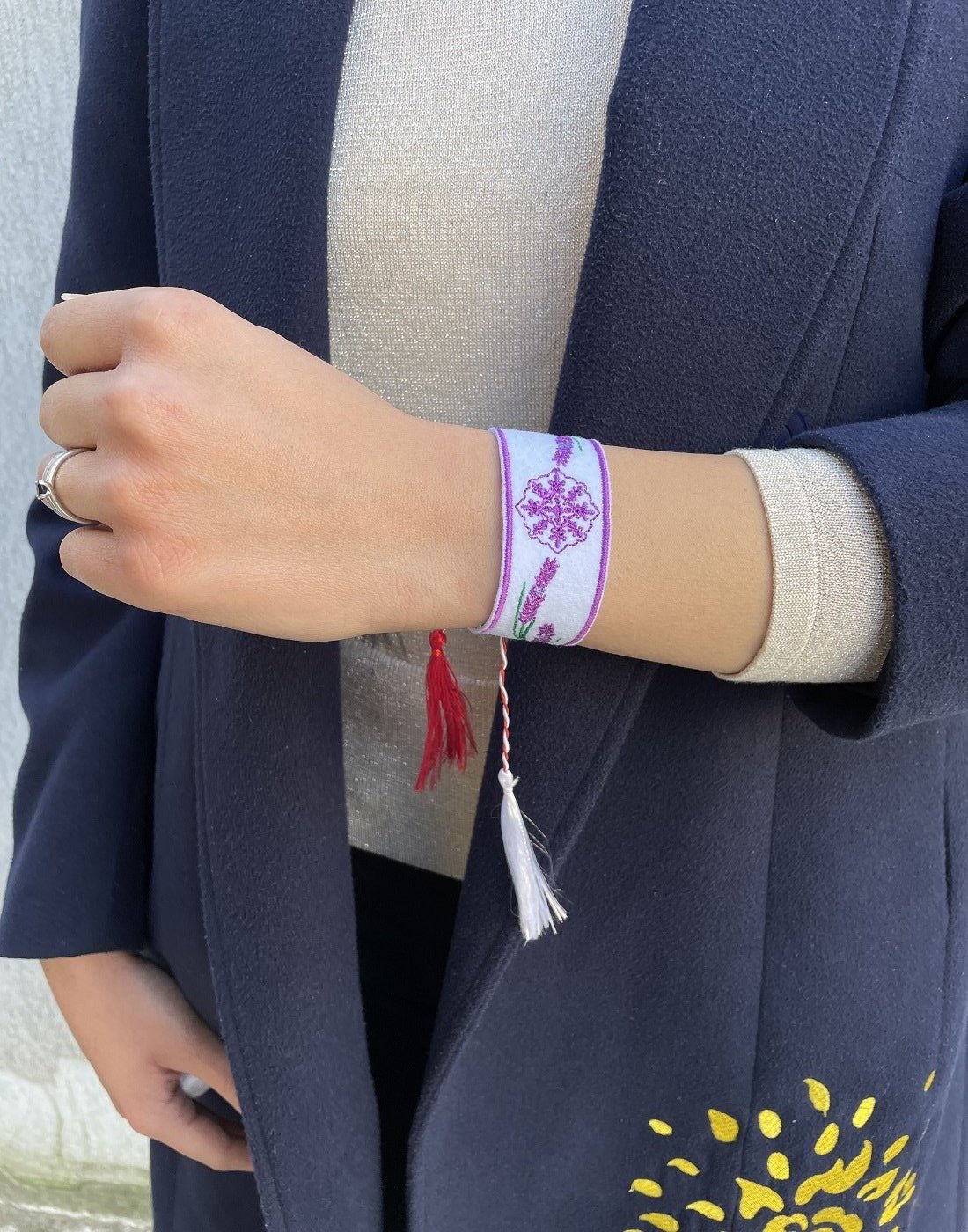 Bratara - martisor brodata si apa florala de lavanda